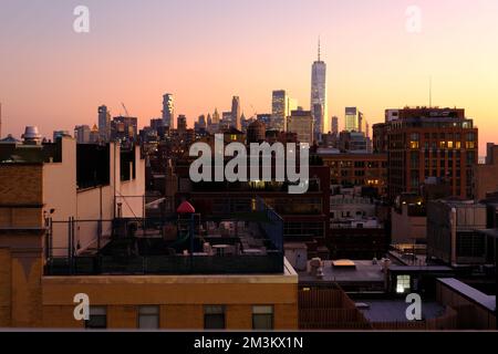 La vista dello skyline di Lower Manhattan e dell'One World Trade Center dal quartiere Meatpacking di Manhattan.New York City.USA Foto Stock