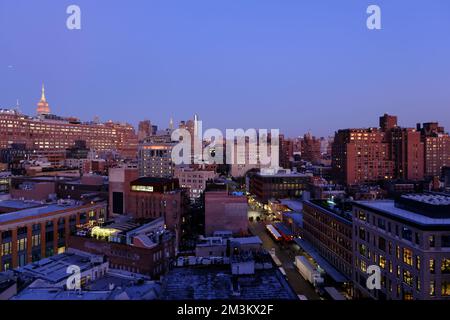 La vista al crepuscolo di Manhattan dal quartiere Meatpacking nel West Village con l'Empire state Building sullo sfondo. New York City.New York.USA Foto Stock