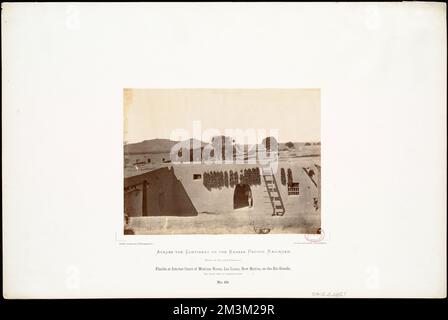Placida o Corte interna della Casa messicana, Las Lunas, New Mexico, sul Rio Grande, 890 miglia ad ovest del fiume Missouri. , Case di Adobe. Fotografie dell'Occidente americano Foto Stock