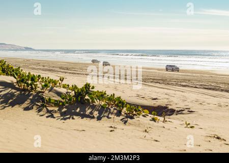 Oceano, California, USA -14 dicembre 2022. Auto sulla spiaggia. Oceano Dunes, California Central Coast, l'unico California state Park che consente di Foto Stock