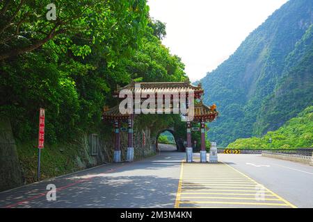 L'edificio simbolo sulla Central Cross-lsland Highway. Entrata dell'autostrada dell'isola di incrocio Est-Ovest, Hualien, Taiwan. 2022 Foto Stock