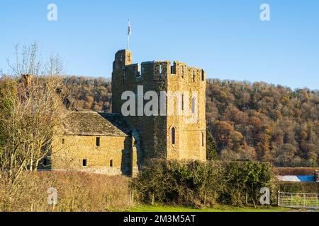 Castello di Stokesay vicino a Church Stretton in Shropshire, Regno Unito in una bella giornata di inverni dal cielo blu Foto Stock