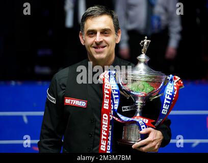 Foto del file datata 02-05-2022 di Ronnie o'Sullivan festeggia con il trofeo. "Non trovo 147s difficile." - Ronnie o'Sullivan sul motivo per cui non ha agitato la mano dell'avversario Judd Trump seguendo un massimo. Data di emissione: Venerdì 16 dicembre 2022. Foto Stock