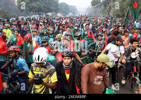 Dhaka, Dhaka, Bangladesh. 16th Dec, 2022. Centinaia di ciclisti hanno partecipato al Bijoy (Victory) Ride 2022, organizzato dal più grande gruppo ciclistico del Bangladesh BDCyclists per celebrare il Bangladesh Victory Day 2022 il 16 dicembre a Manik mia Avenue, Dhaka. (Credit Image: © Syed Mahabubul Kader/ZUMA Press Wire) Credit: ZUMA Press, Inc./Alamy Live News Foto Stock