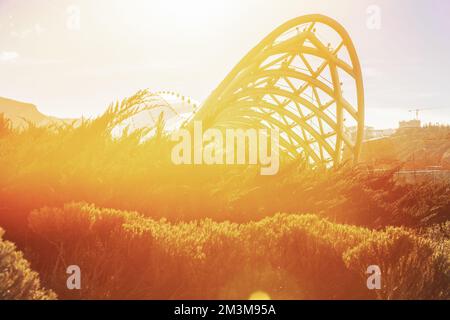 Tbilisi Ponte della Pace al crepuscolo. Bridge of Peace è un ponte pedonale a forma di arco sul fiume Kura a Tbilisi, capitale della Georgia, che collega il Rike Foto Stock