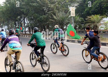 Dhaka, Dhaka, Bangladesh. 16th Dec, 2022. Centinaia di ciclisti hanno partecipato al Bijoy (Victory) Ride 2022, organizzato dal più grande gruppo ciclistico del Bangladesh BDCyclists per celebrare il Bangladesh Victory Day 2022 il 16 dicembre a Manik mia Avenue, Dhaka. (Credit Image: © Syed Mahabubul Kader/ZUMA Press Wire) Credit: ZUMA Press, Inc./Alamy Live News Foto Stock