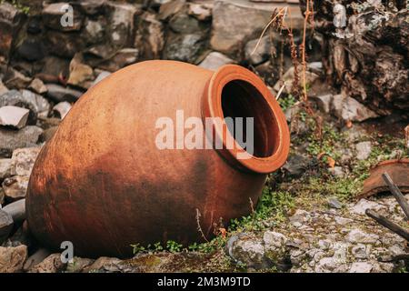 Vecchio abbandonato Kvevri a terra. Il grande vaso di Earthenware utilizzato per la fermentazione, la conservazione e l'invecchiamento del vino tradizionale georgiano Foto Stock