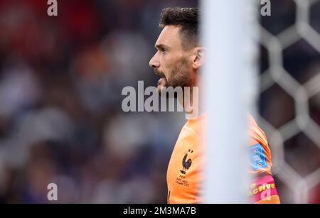 AL KHOR, QATAR - 14 DICEMBRE: Coppa del mondo FIFA Qatar 2022 incontro semifinale tra Francia e Marocco allo Stadio al Bayt il 14 dicembre 2022 ad al Khor, Qatar. Katar Frankreich - Marokko Hugo Lloris of France Fussball WM 2022 in Qatar FIFA World Cup 2022 © diebilderwelt / Alamy Stock Foto Stock