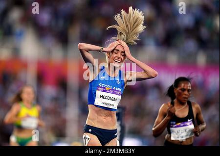 Foto del file datata 03-08-2022 di Eilish McColgan in Scozia festeggia la vittoria della 10.000m ai Commonwealth Games. McColgan ha ottenuto l'oro in un tempo record di 30:48:60 per emulare il successo di sua madre Liz McColgan ai Giochi del 1986 di Edimburgo. Il primo ministro scozzese Nicola Sturgeon ha detto che l'impresa ha portato una "lacrima negli occhi". McColgan ha vinto anche 5000m argento a Birmingham. Data di emissione: Venerdì 16 dicembre 2022. Foto Stock