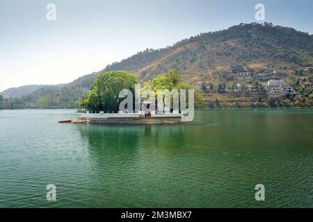 Lago Bhimtal con centro isola, Bhimtal, Nainital, Kumaon, Uttarakhand, India Foto Stock