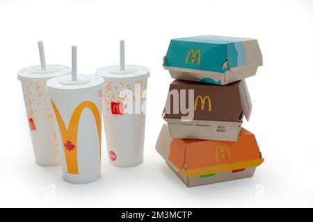 Calgary, Alberta, Canada. 15 dicembre 2022. Un McDonald's A McCrispy, Double BigMAC e Filet-o-Fish con bevande analcoliche. Foto Stock