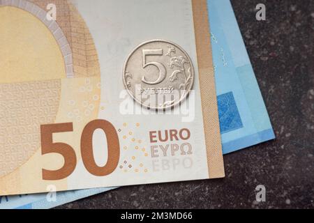 Scambio di rubli russi. Cinque rubli e cinquanta euro. Primo piano Foto Stock