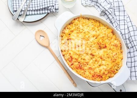 Maccheroni e formaggi tipici americani (mac e formaggio) in caseroll Foto Stock