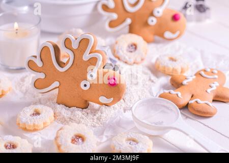 Biscotti di Natale e pane di gingebè, preparazione di biscotti fatti in casa. Cottura di Natale Foto Stock