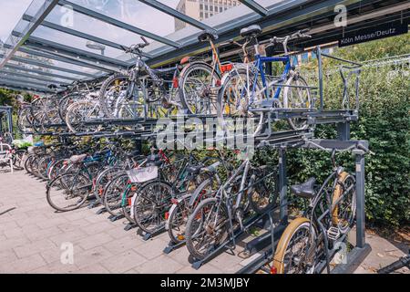 Parcheggio intercept a due piani per biciclette vicino al centro dei trasporti della città. Deposito sicuro e infrastrutture per biciclette in una città moderna Foto Stock