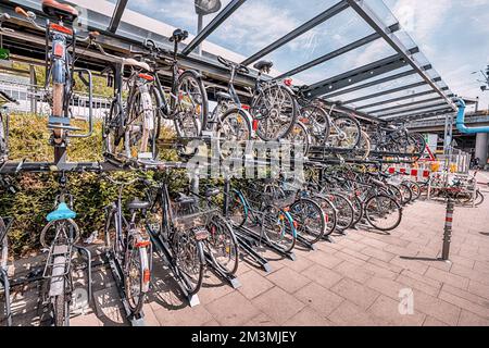 Parcheggio intercept a due piani per biciclette vicino al centro dei trasporti della città. Deposito sicuro e infrastrutture per biciclette in una città moderna Foto Stock