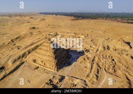 Egitto. Veduta aerea del sito dell'antica città di Memphis: La piramide di Djoser (dinastia del 3rd), il più antico monumento in pietra della storia. È stato costruito Foto Stock