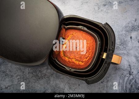 Cottura e cottura in airfryer - torta fatta in casa di mele con zucca Foto Stock