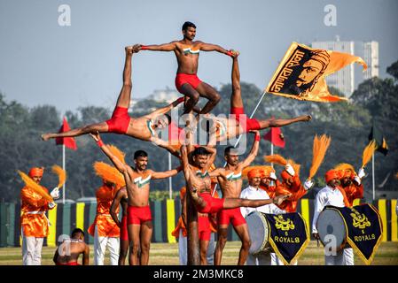 Kolkata, India. 15th Dec, 2022. I funzionari dell'esercito indiano si esibiscono durante le prossime celebrazioni del 'Vijay Diwas', presso il Royal Calcutta Turf Club (RCTC). Vijay Diwas' viene celebrato ogni anno il 16 dicembre per onorare la vittoria delle forze armate indiane sul Pakistan nella guerra di liberazione del Bangladesh del 1971. Il comando orientale dell'esercito indiano celebra Vijay Diwas (giorno della vittoria) che è il 16 dicembre per commemorare la vittoria delle forze armate indiane nella guerra di liberazione del Bangladesh insieme con l'esercito del Bangladesh contro il Pakistan nell'anno 1971. Credit: SOPA Images Limited/Alamy Live News Foto Stock