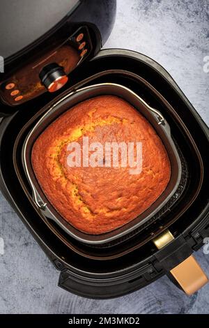 Cottura e cottura in airfryer - torta fatta in casa di mele con zucca Foto Stock