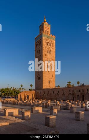 La Moschea di Koutoubia (o Kutubiyya) è la più grande moschea di Marrakech, Marocco. Un punto di riferimento per i turisti persi nel labirinto di strade. Foto Stock