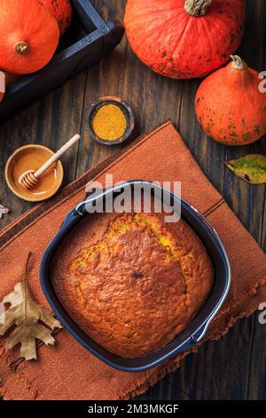 Cottura e cottura in airfryer - torta fatta in casa di mele con zucca Foto Stock