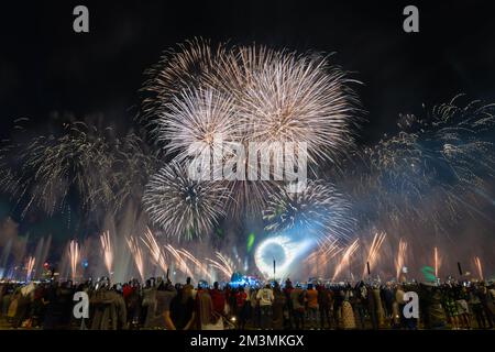 La folla festeggia e guarda i fuochi d'artificio Foto Stock