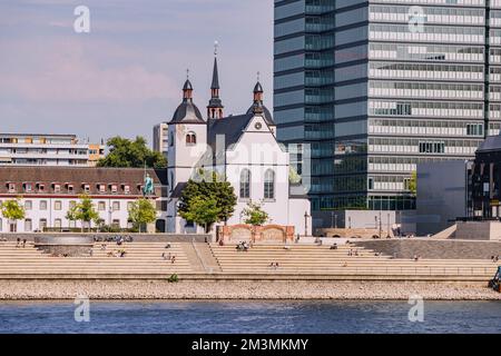 29 luglio 2022, Colonia, Germania: L'argine del Reno con la chiesa di Griechisch Orthodoxe Kirche Foto Stock