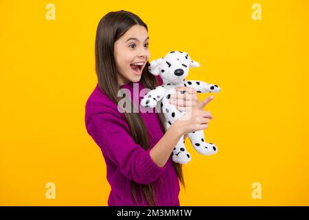 Stupito adolescente. Bambino ragazza teen 12-14 anni con regalo su sfondo  giallo isolato. Compleanno, regalo di festa concetto. Ragazza teen eccitata  Foto stock - Alamy