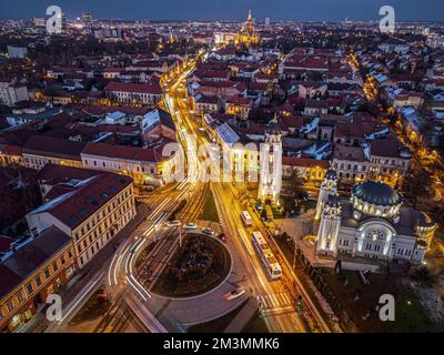 Veduta aerea delle luci e delle decorazioni di Timisoara su piazza Sinaia e sulla chiesa ortodossa di Iosefin. Foto scattata il 12th dicembre 2022 a Timisoara, Foto Stock