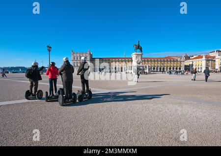 Turisti in segway a Praca do Comercio, Lisbona, Portogallo Foto Stock
