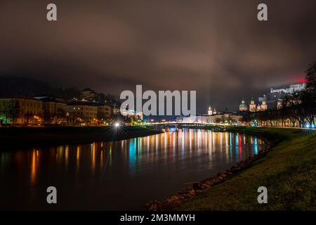 Vista notturna di Salisburgo attraverso il fiume Salzach, Austria Foto Stock