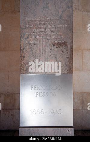 Tomba (dello scultore Lagoa Henriques) del poeta e scrittore portoghese Fernando Pessoa (1888-1935), Monastero di Jeronimos, Lisbona, Portogallo Foto Stock