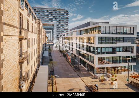 29 luglio 2022, Colonia, Germania: Moderno quartiere hipster con gru edifici residenziali Foto Stock