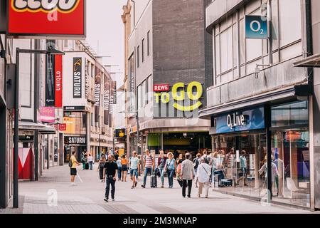 31 luglio 2022, Koln, Germania: Popolare supermercato Rewe To Go, negozio di alimentari e molti altri negozi nella strada pedonale della città di Colonia Foto Stock