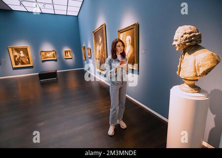 31 luglio 2022, Koln, Germania: Una donna che guarda il capolavoro classico alla mostra d'arte nel museo Wallraf Richartz Foto Stock