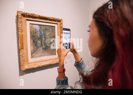 31 luglio 2022, Koln, Germania: Il visitatore utilizza l'applicazione su smartphone come audioguida e un tour virtuale del Museo di Wallraf e Richartz espositori Foto Stock