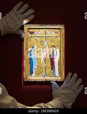 Scuola Bolognese, 13th ° secolo, Crocifissione con la Vergine, San Giovanni Evangelista, e due angeli addolorati, tempera su pannello, terra d'oro, va a. Foto Stock