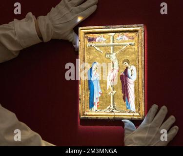 Scuola Bolognese, 13th ° secolo, Crocifissione con la Vergine, San Giovanni Evangelista, e due angeli addolorati, tempera su pannello, terra d'oro, va a. Foto Stock