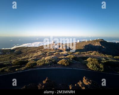 Auto convertibile che guida su Roque de los Muchachos strada Foto Stock