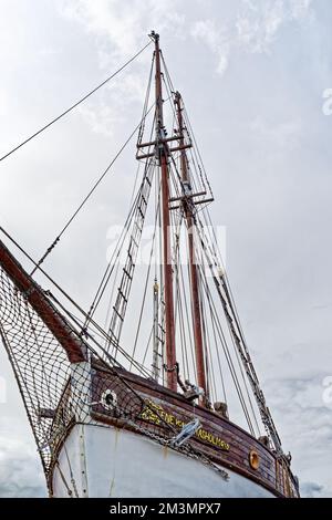 Tallinn, Estonia - 12 agosto 2019: Vista ad angolo basso a prua di una vecchia goletta Helene von Maasholm Foto Stock