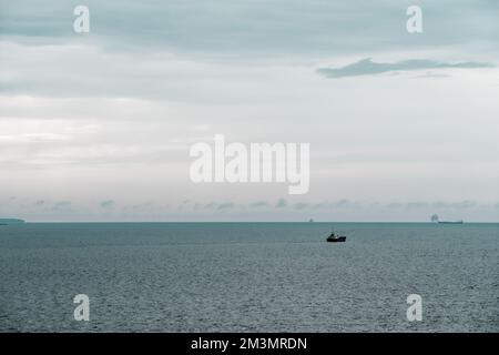 Vista panoramica del mare e della nave singola contro l'orizzonte sull'acqua Foto Stock