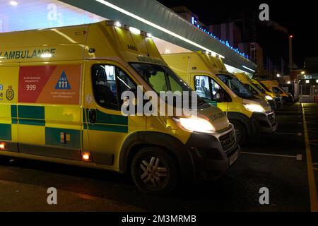 Coda di ambulanze fuori aintree ospedale universitario fazakerley su una notte di dicembre occupato inverno liverpool inghilterra regno unito Foto Stock