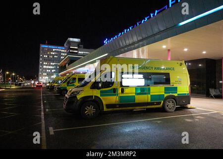 Coda di ambulanze fuori aintree ospedale universitario fazakerley su una notte di dicembre occupato inverno liverpool inghilterra regno unito Foto Stock