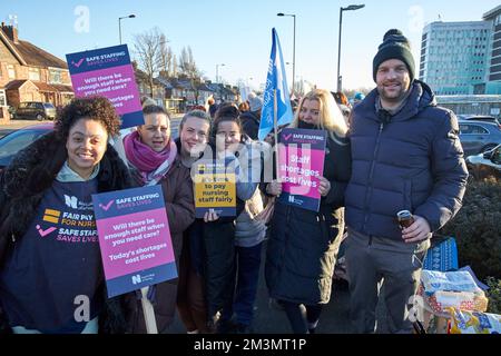 Infermieri sulla linea picket durante il giorno di sciopero al di fuori dell'ospedale universitario aintree fazakerley liverpool inghilterra regno unito 15th dicembre 2022 Foto Stock