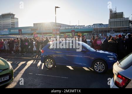 Auto che passano mostrando sostegno pubblico agli infermieri sulla linea picket durante il giorno di sciopero fuori aintree University Hospital fazakerley liverpool inghilterra regno unito Foto Stock