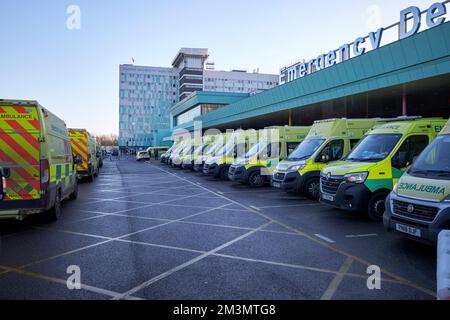 Coda di ambulanze fuori aintree ospedale universitario fazakerley in un giorno di dicembre occupato infermieri scioperi liverpool inghilterra regno unito Foto Stock