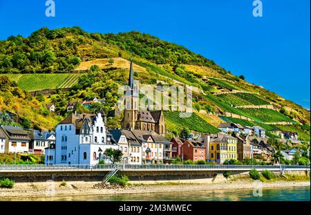 Paesaggio della città di Lorchhausen nella gola del Reno con la Chiesa di San Bonifacio in Germania Foto Stock