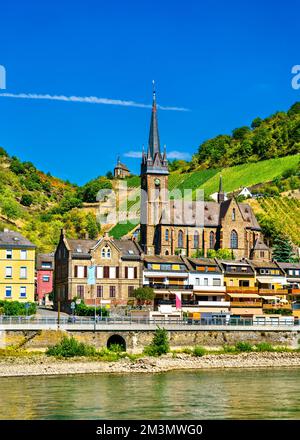 Paesaggio della città di Lorchhausen nella gola del Reno con la Chiesa di San Bonifacio in Germania Foto Stock