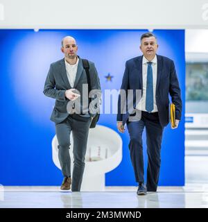 MAASTRICHT - Governatore Emile Roemer (R) prima della riunione del consiglio provinciale nell'edificio del governo provinciale di Limburgo sulla continua esistenza dell'Aeroporto di Maastricht Aachen (MAA). Oggi l'Esecutivo Provinciale prenderà una decisione sul piano elaborato per affrontare i problemi che l'area circostante deve affrontare. Per rendere possibile la sopravvivenza dell'aeroporto, è stato istituito un fondo per l'ambiente. ANP MARCEL VAN HOORN netherlands out - belgium out Credit: ANP/Alamy Live News Foto Stock